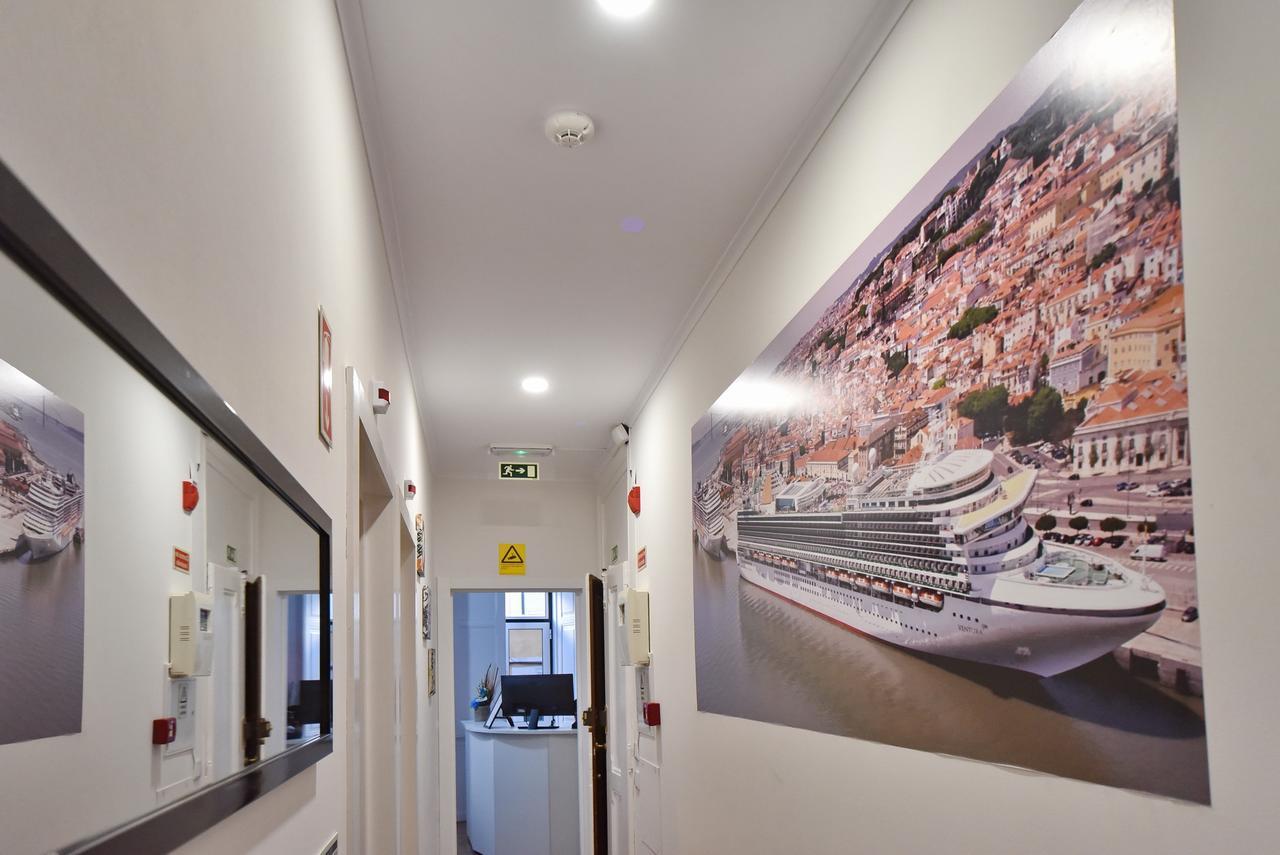 Train Lisbon Hostel Exterior photo